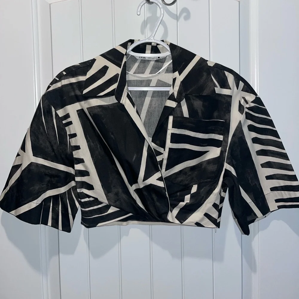 Zara Women’s Black and White Geometric Print Short Sleeve Crop Top Blouse Size S - Picture 2 of 10